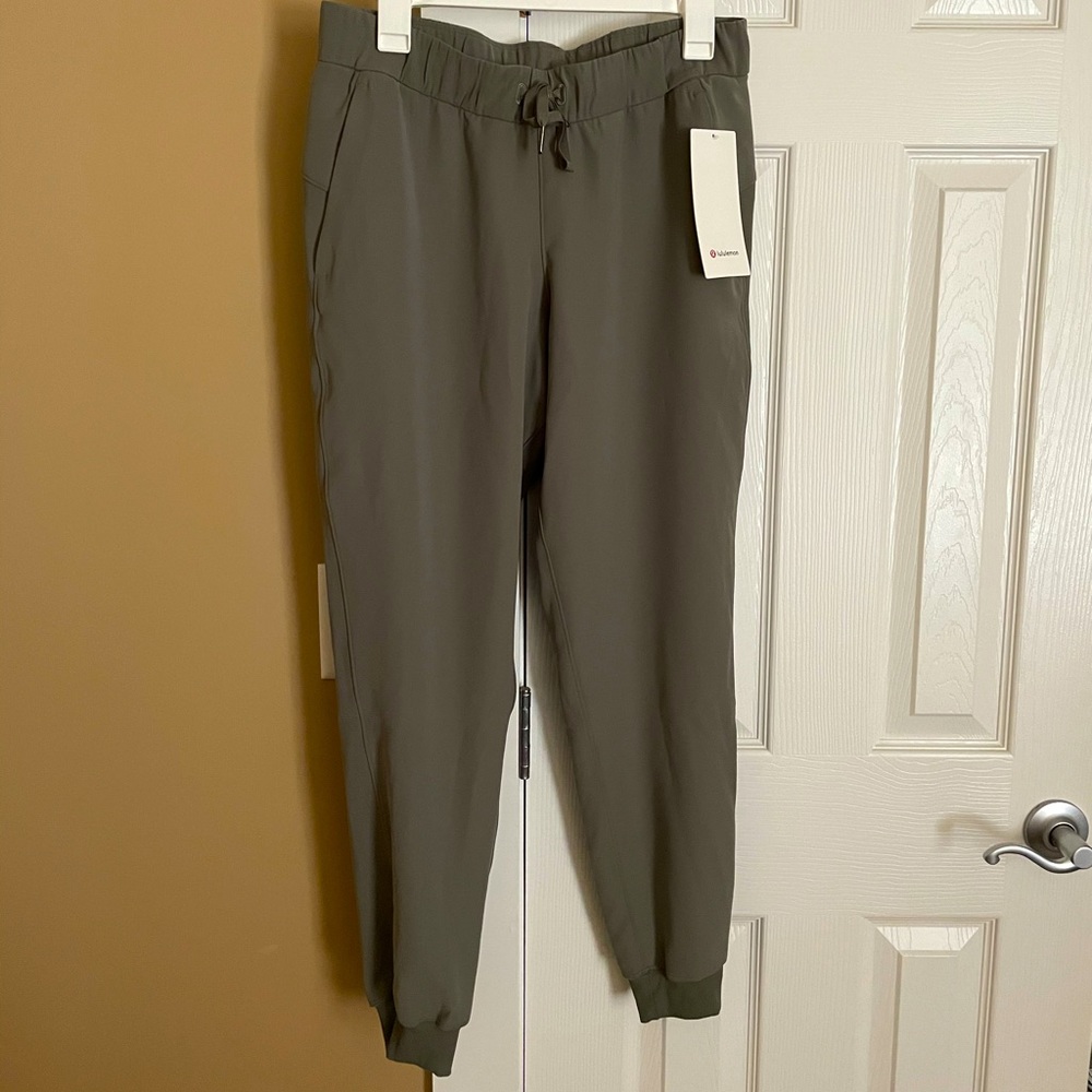Lululemon on the fly joggers